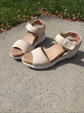 Dr Scholl's Comfort Walking Sandal - Beige Women’s Sport Sandal 7.5
